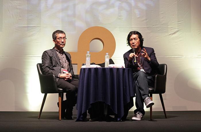  
Korean director Lee Chang-dong (right) shares his filmmaking experience at the session “Platform BUSAN” at the Asian Film Market 2018. 
